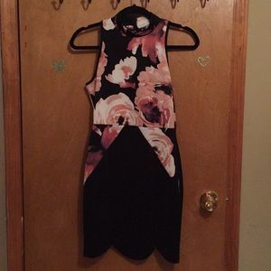 Bodycon scalloped floral dress